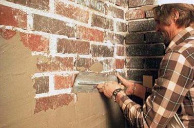 Чем оштукатурить кирпичную стену внутри дома?