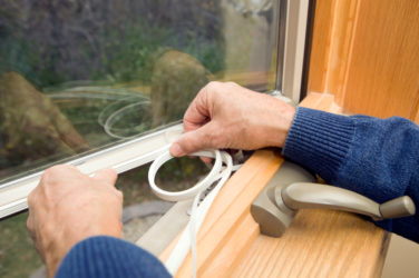Как правильно клеить утеплитель на окна?