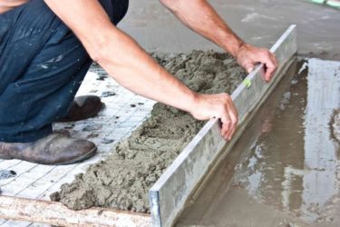 Как делать бетонную стяжку пола?