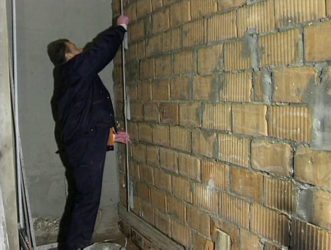 Чем оштукатурить кирпичную стену внутри дома?