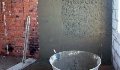 Как правильно оштукатурить кирпичную стену цементным раствором?