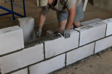 Как построить стену из газобетонных блоков?