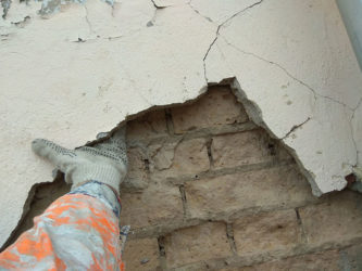 Как заделать щель в стене кирпичного дома?