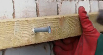 Как крепить брусок к кирпичной стене?
