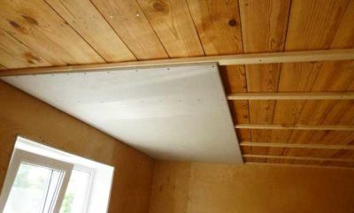 Чем обшить потолок в каркасном доме?