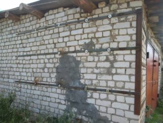 Как стянуть стены кирпичного дома?