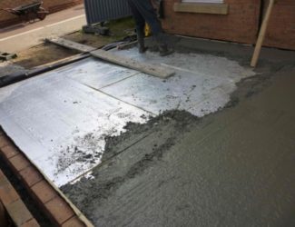 Как сделать бетонную стяжку в гараже?