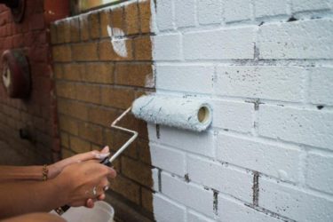 Как покрасить кирпичную стену на улице?