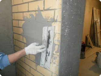 Как заштукатурить кирпичную стену своими руками?