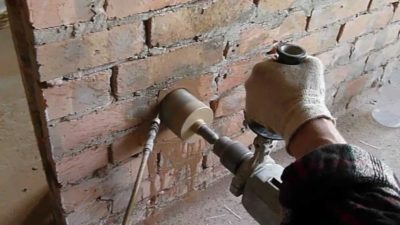 Как установить подрозетник в кирпичную стену?