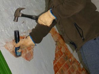 Как убрать штукатурку с кирпичной стены?