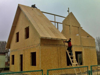 Крыша из СИП панелей на кирпичном доме