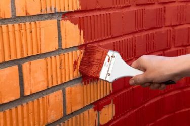 Какой краской покрасить кирпичную стену на улице?