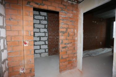 Возведение кирпичных стен в квартире