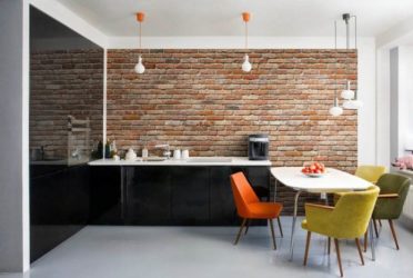Как оформить кирпичную стену на кухне?