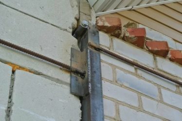 Как стянуть кирпичный дом от трещин?