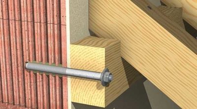 Как прикрепить деревянный брус к кирпичной стене?