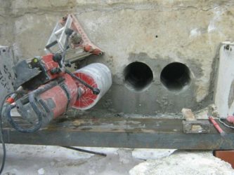 Как сделать отверстие в бетонном блоке фундамента?