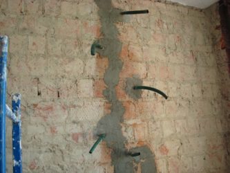 Как заделать трещину в стене кирпичного дома?