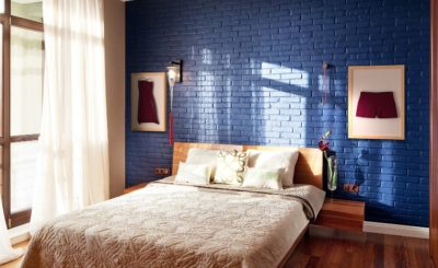Чем красить кирпичную стену в комнате?