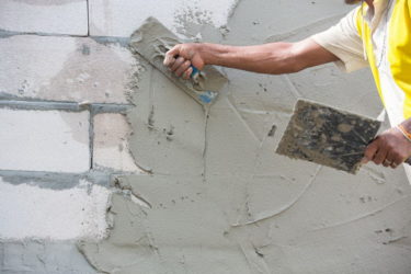 Как оштукатурить кирпичную стену своими руками?