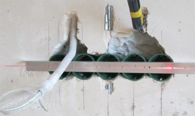 Установка блока розеток в бетонную стену
