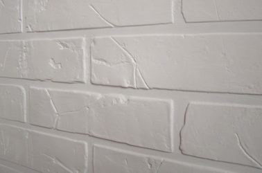 Имитация кирпичной стены из гипсовой штукатурки