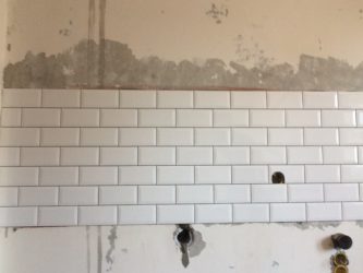 Укладка плитки на кирпичную стену без штукатурки