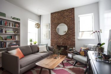 Как оформить кирпичную стену в квартире?