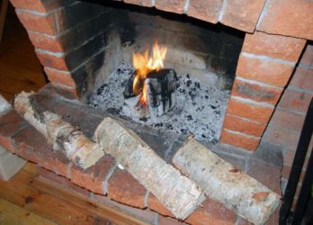 Как правильно топить кирпичную печь дровами?