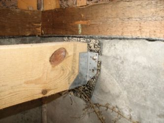 Крепление деревянного бруса к кирпичной стене