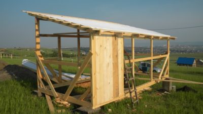 Строительство сарая с односкатной крышей