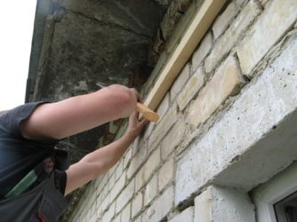 Крепление деревянной обрешетки к кирпичной стене