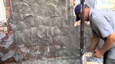Как правильно оштукатурить кирпичную стену цементным раствором?