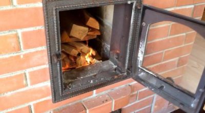 Как правильно топить кирпичную печь дровами?