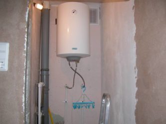 Как повесить водонагреватель в каркасном доме?