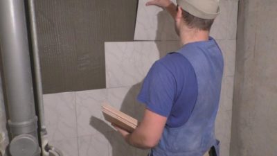 Как положить плитку на кирпичную стену?
