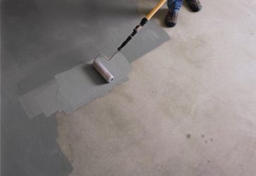 Чем обработать цементную стяжку чтобы не пылила?
