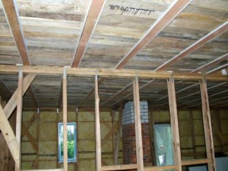 Как сделать потолок в каркасном доме?