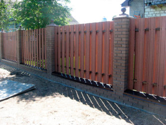 Забор из террасной доски с кирпичными столбами