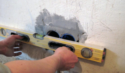 Как правильно установить подрозетник в кирпичную стену?
