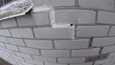 Ремонт трещин в кирпичной кладке стены
