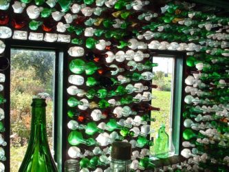 Строительство из стеклянных бутылок