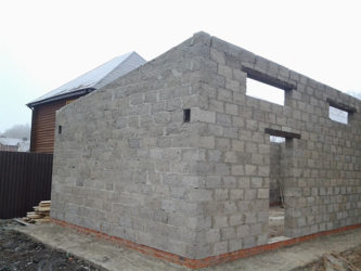 Гараж из керамзитобетонных блоков с односкатной крышей