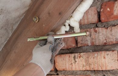 Как прикрепить деревянный брус к кирпичной стене?