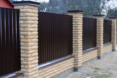 Забор из металлопрофиля с кирпичными столбами
