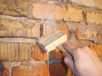 Нужно ли грунтовать кирпичную стену перед штукатуркой?