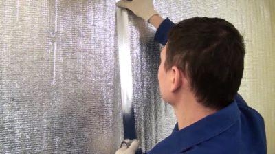 Как крепить пенофол к кирпичной стене?