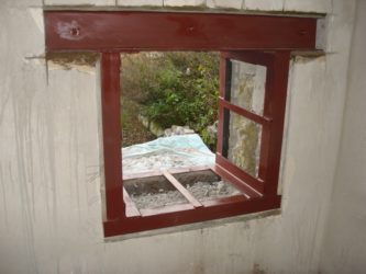 Как вырезать окно в кирпичной стене?