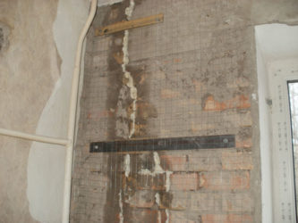 Трещина в несущей стене кирпичного дома